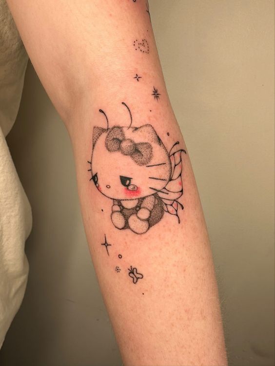 Hình xăm mèo dễ thương phong cách dotwork trên cánh tay, chi tiết và sắc nét, độ phân giải cao.