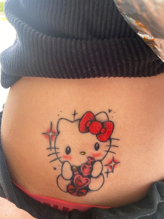 Hình xăm Hello Kitty màu sắc trên eo, phong cách dễ thương, độ chi tiết cao, độ phân giải HD.