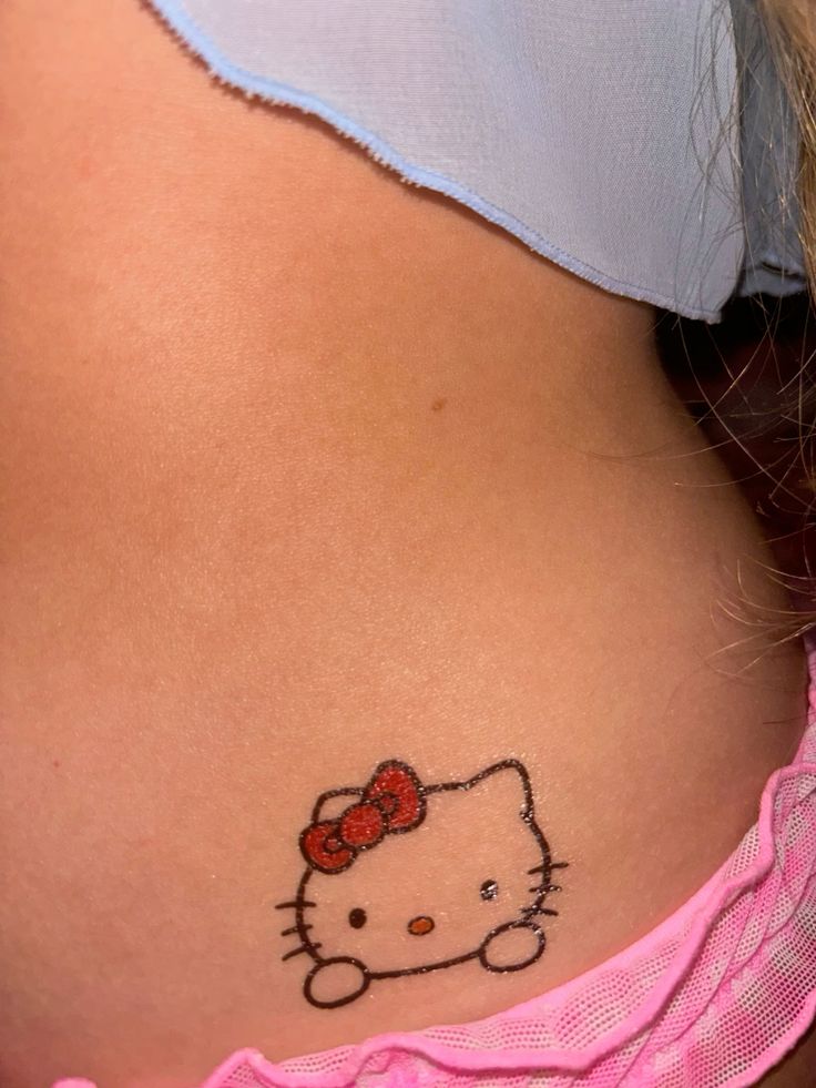 Hình xăm mini Hello Kitty trên eo, phong cách màu sắc, chi tiết rõ nét, ảnh HD.