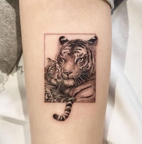 Hình xăm hổ và mèo trên cánh tay, phong cách blackwork chi tiết, ảnh HD.