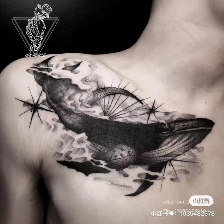 Hình xăm cá voi phong cách blackwork trên ngực, chi tiết, độ phân giải HD.