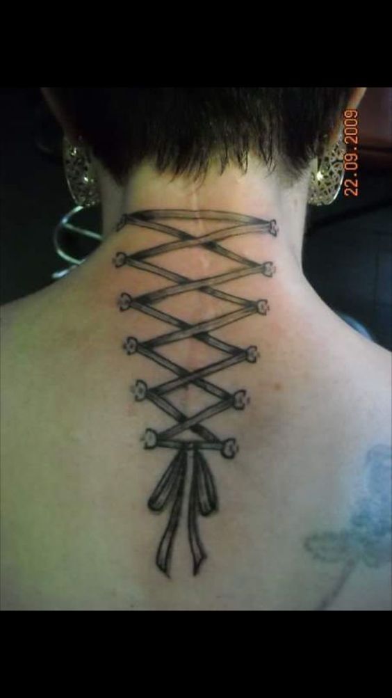 Hình xăm dây buộc sau cổ, phong cách blackwork, chi tiết rõ nét, độ phân giải HD.