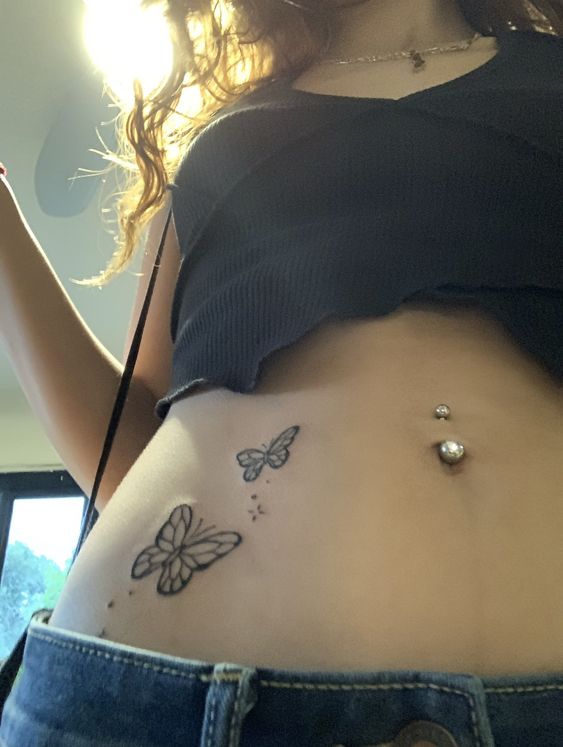 Hình xăm bướm nhỏ trên eo, phong cách blackwork, chi tiết tinh tế, ảnh độ phân giải HD.