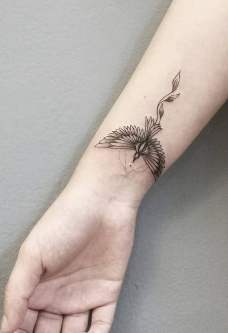Mẫu xăm hình chim nghệ thuật độc đáo Hình xăm chim phong cách blackwork trên cổ tay, chi tiết tinh xảo, ảnh độ phân giải cao.