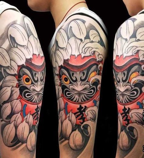 Thiết kế xăm daruma kết hợp hoa mẫu đơn nghệ thuật Hình xăm mặt nạ truyền thống Nhật Bản trên cánh tay, phong cách màu sắc, chi tiết cao, ảnh HD.