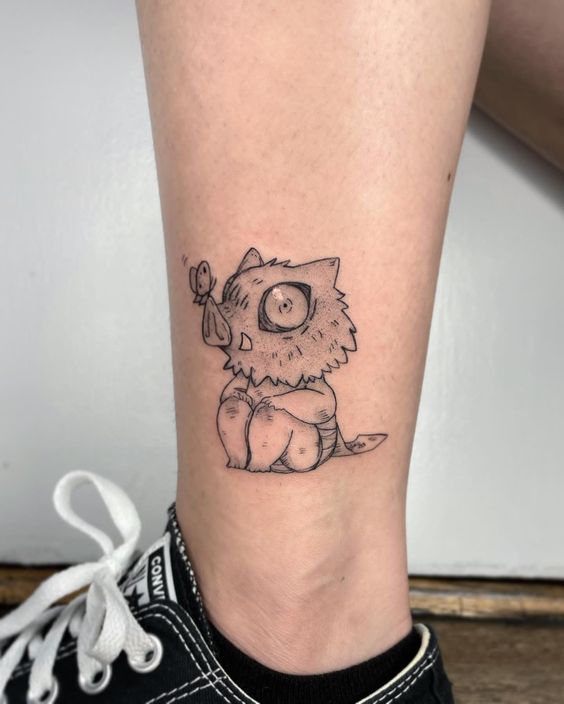 xăm hình đen trắng độc đáo ở cổ chân Hình xăm mèo hoạt hình đáng yêu trên chân, phong cách blackwork, chi tiết rõ nét, ảnh HD.