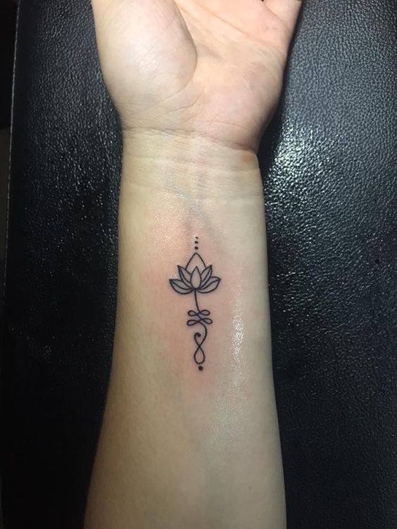 mẫu xăm hoa sen cách điệu thanh thoát Hình xăm hoa sen nhỏ trên cổ tay, phong cách blackwork, chi tiết sắc nét, ảnh chất lượng cao.