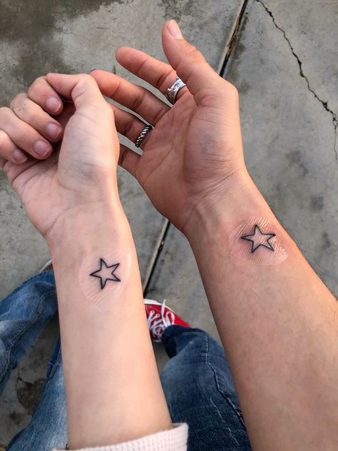 Mẫu xăm hình ngôi sao trên cổ tay đơn giản nhất Hình xăm ngôi sao nhỏ trên cổ tay, phong cách tối giản, độ phân giải cao.