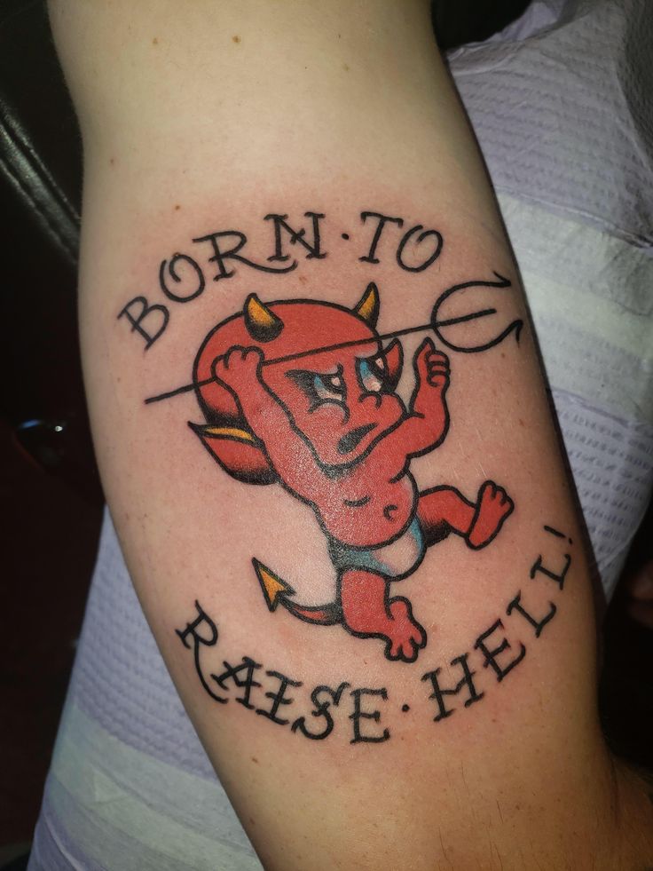 Hình xăm quỷ nhỏ phong cách cổ điển trên tay, chữ "Born to Raise Hell", độ phân giải HD.