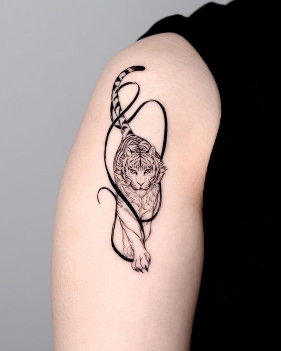 Hình xăm hổ phong cách blackwork trên bắp tay, chi tiết sắc nét, ảnh HD.