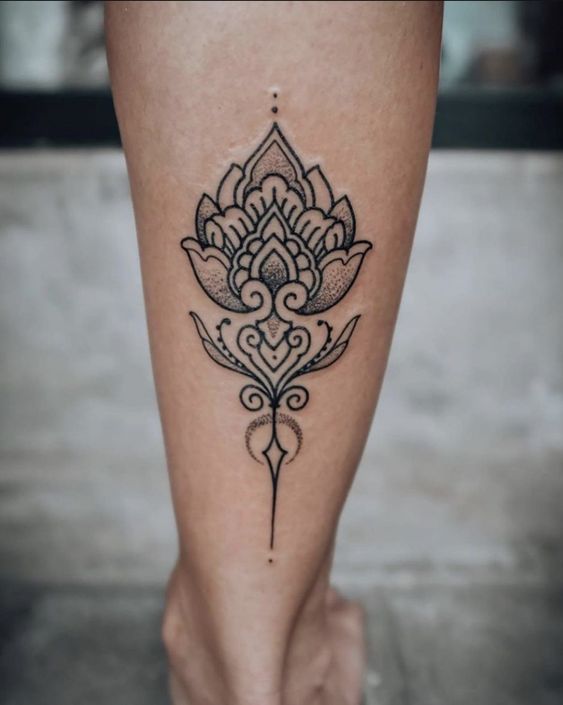 Mẫu xăm hoa sen kiểu dáng đặc biệt Hình xăm hoa văn mandala trên bắp chân, phong cách blackwork, độ chi tiết cao, độ phân giải HD.