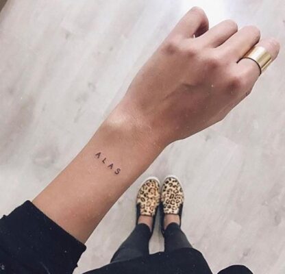 Thiết kế hình xăm tên đầy ý nghĩa trên cổ tay Hình xăm chữ mini trên cổ tay, phong cách tối giản. Độ phân giải HD.