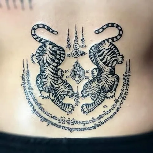 Hình xăm hổ phong cách blackwork trên lưng, chi tiết sắc nét, ảnh HD.