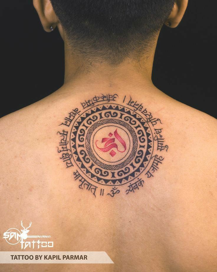 Hình xăm kí tự chữ Phạn nổi bật Hình xăm mandala chữ Phạn trên lưng, phong cách blackwork, chi tiết rõ nét, độ phân giải HD.