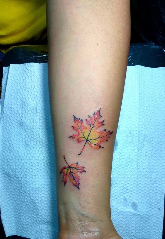 Tattoo lá phong mùa thu nhẹ nhàng trên cổ tay Tattoo lá phong mùa thu nhẹ nhàng trên cổ tay