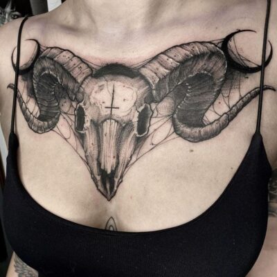 Hình xăm đầu lâu dê trên ngực, phong cách blackwork chi tiết, độ phân giải HD.