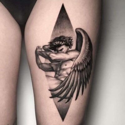 Hình xăm thiên thần trên đùi phong cách blackwork chi tiết cao, ảnh độ phân giải HD.