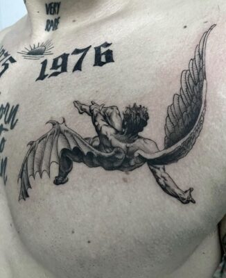 Hình xăm thiên thần blackwork trên ngực. Phong cách chi tiết, độ phân giải HD.