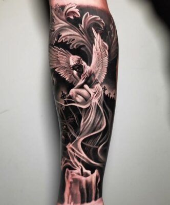 Hình xăm thiên thần nghệ thuật blackwork trên cánh tay, chi tiết, độ phân giải HD.