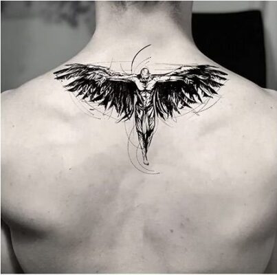 Hình xăm thiên thần trên lưng, phong cách blackwork, chi tiết cao, độ phân giải HD.