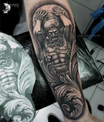 Hình xăm thần thoại phong cách blackwork trên cánh tay, chi tiết cao, độ phân giải HD.