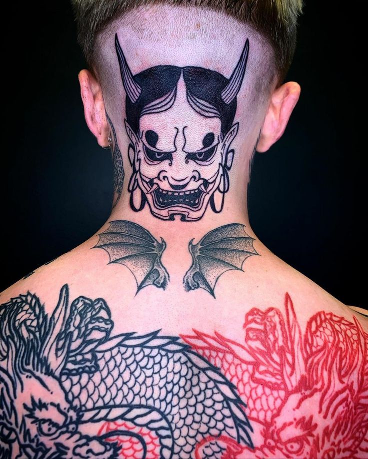 Hình xăm Oni trên gáy, phong cách blackwork chi tiết, kết hợp rồng trên lưng. Độ phân giải HD.
