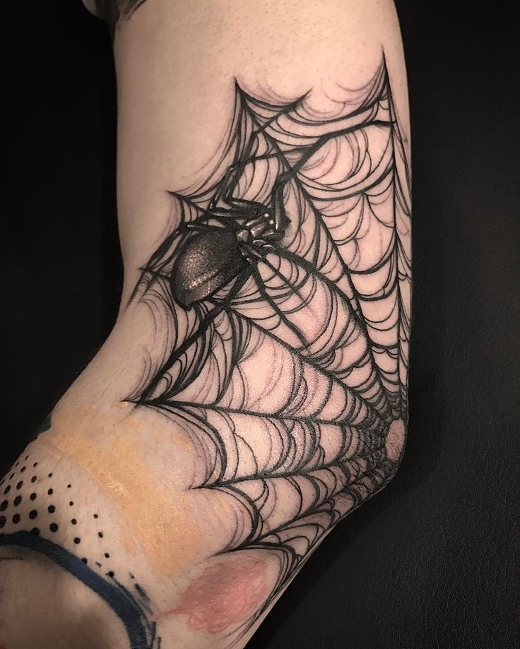 Hình xăm mạng nhện và nhện trên khuỷu tay, phong cách blackwork, chi tiết, độ phân giải HD.