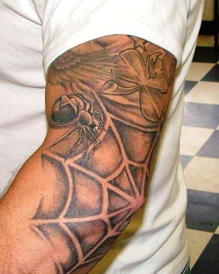 Hình xăm mạng nhện và nhện trên cánh tay, phong cách blackwork, chi tiết, độ phân giải HD.