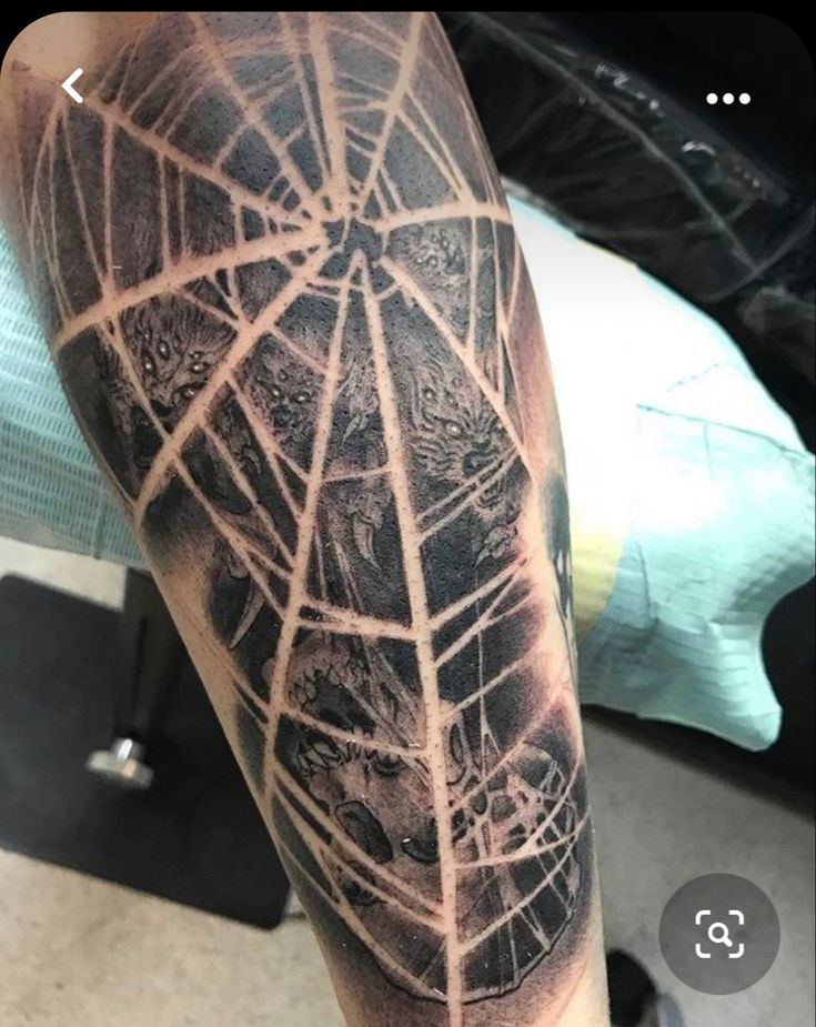Hình xăm mạng nhện chi tiết trên cánh tay, phong cách blackwork, ảnh HD.