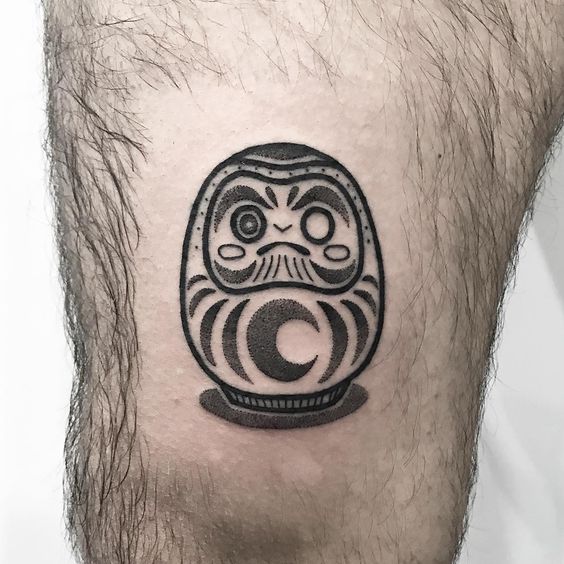 Mẫu xăm daruma cực kỳ dễ thương, nổi bật Hình xăm Daruma blackwork trên đùi, phong cách tối giản, chi tiết rõ nét, độ phân giải HD.