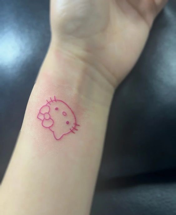 Hình xăm Hello Kitty mini trên cổ tay, phong cách đơn giản, độ phân giải HD.