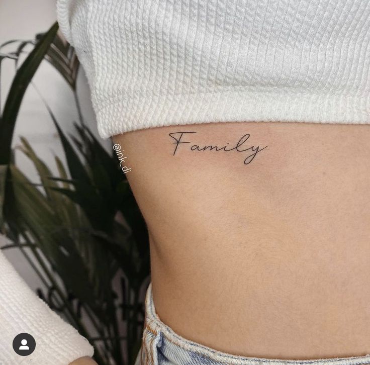Mẫu xăm mini family ở bụng Hình xăm chữ "Family" trên sườn, phong cách tối giản, độ chi tiết cao, ảnh HD.