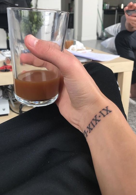 Hình xăm ngày tháng bằng ký hiệu La Mã