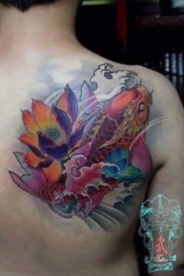 Hình xăm cá chép và hoa sen trên lưng, phong cách màu nước, chi tiết cao, độ phân giải HD.