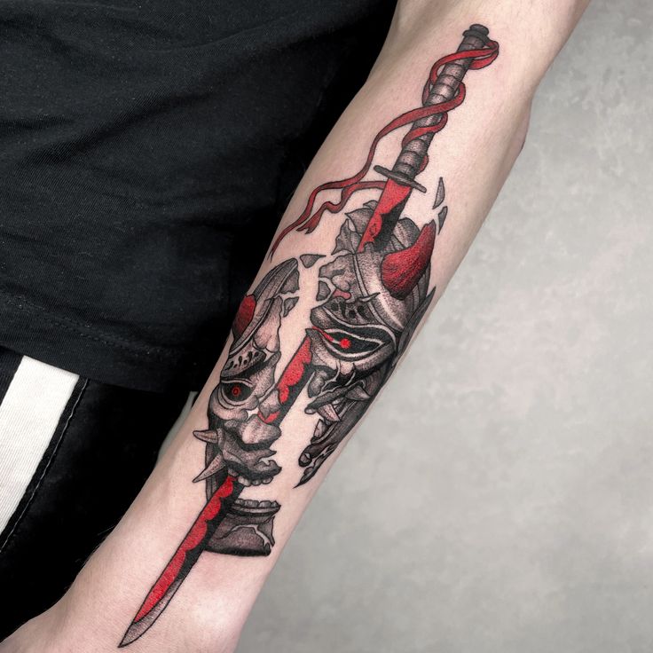 Hình xăm samurai phong cách blackwork trên cánh tay, chi tiết sắc nét, độ phân giải HD.