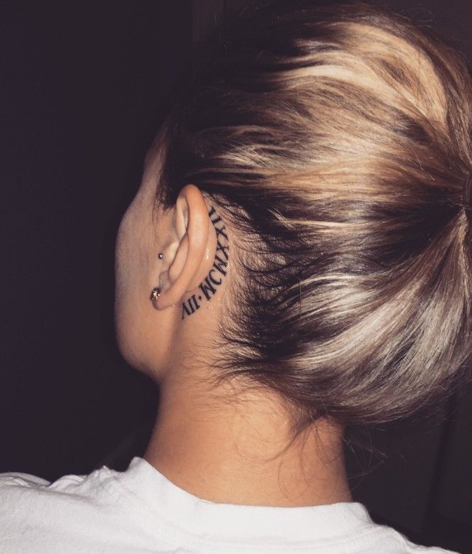 Hình xăm chữ số La Mã sau tai, phong cách blackwork, ảnh chi tiết cao, độ phân giải HD.