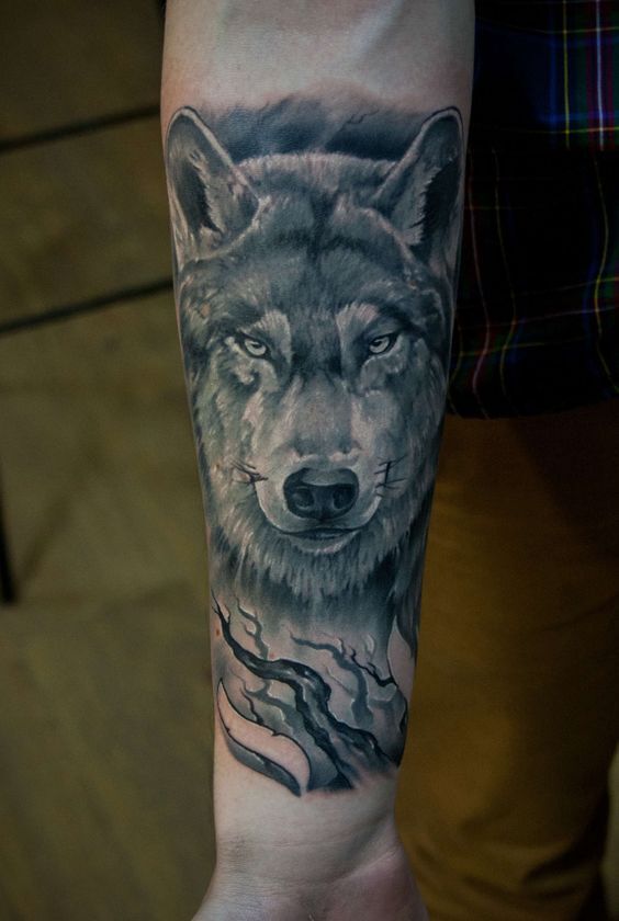 mẫu xăm sói vùng hoang dã Hình xăm sói trên cánh tay, phong cách blackwork chi tiết, độ phân giải HD.