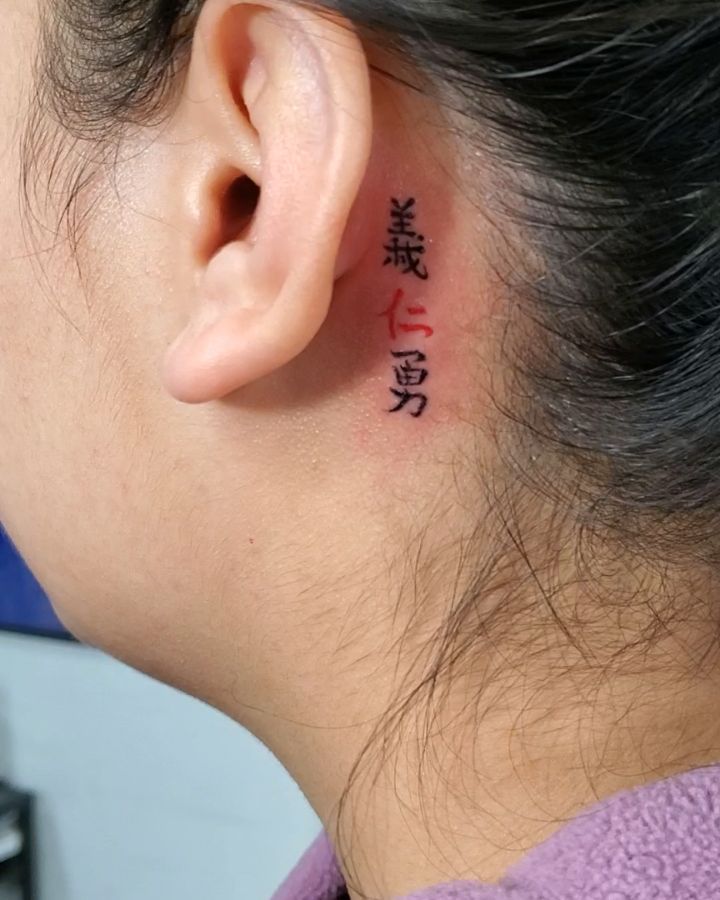 Hình xăm chữ Nhật sau tai, phong cách tối giản, độ chi tiết cao, ảnh HD.