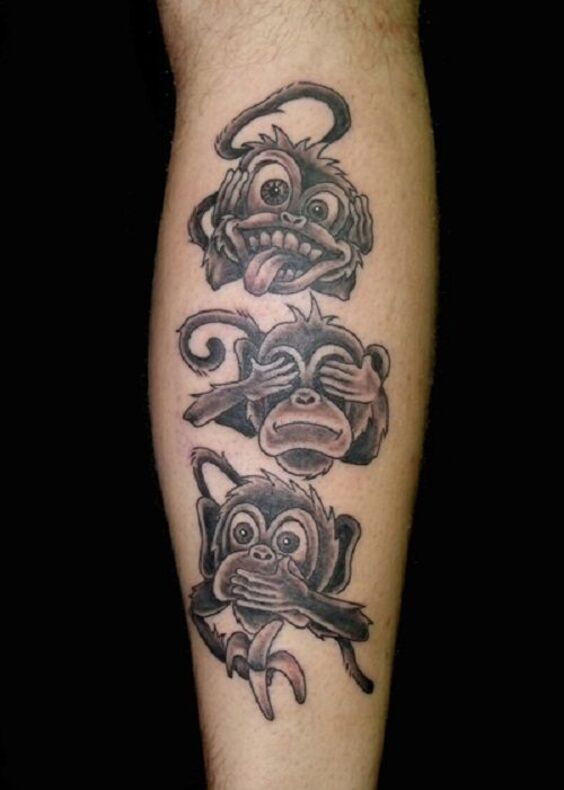 xăm thể hiện bản chất Hình xăm ba con khỉ trên cánh tay, phong cách blackwork, chi tiết rõ nét, độ phân giải HD.
