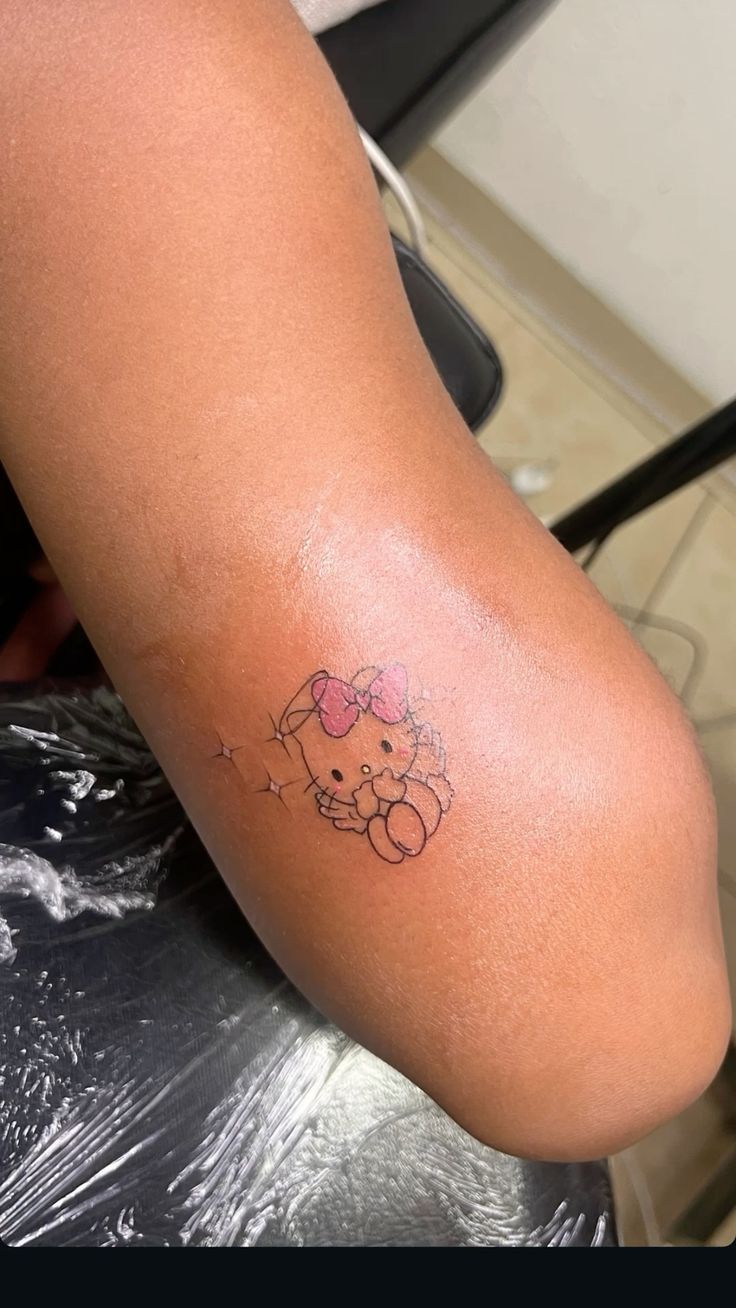 Hình xăm Hello Kitty mini, cổ tay, phong cách màu đen trắng, chi tiết rõ nét, độ phân giải HD.