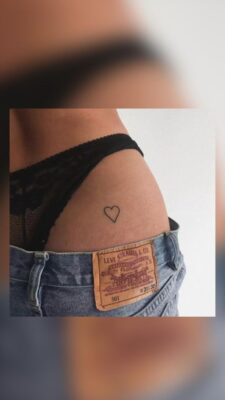 Hình xăm trái tim mini, phong cách blackwork, vị trí hông, độ chi tiết cao, ảnh HD.