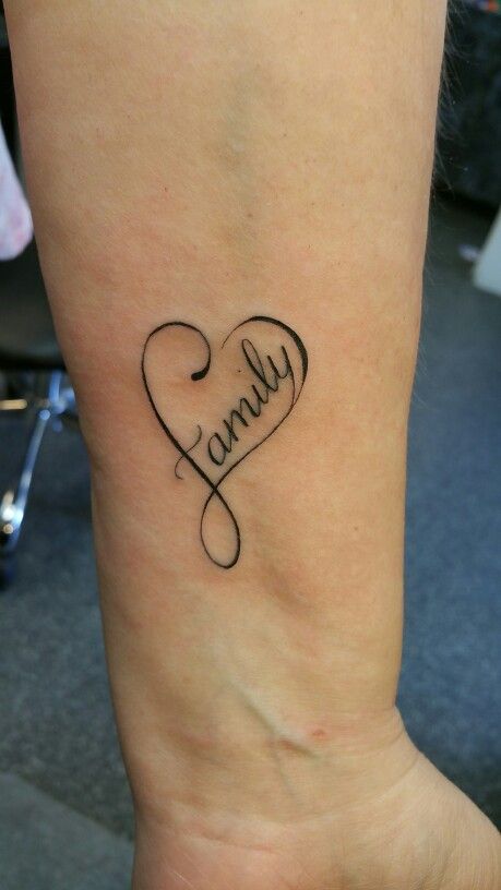 mẫu xăm trái tim và chữ gia đình mini Hình xăm chữ "Family" trên tay, phong cách blackwork, chi tiết rõ nét, ảnh HD.