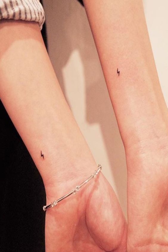 mẫu xăm siêu nhỏ hình sấm sét trên cổ tay Hình xăm mini tia chớp trên cổ tay, phong cách blackwork, hình ảnh rõ nét HD.