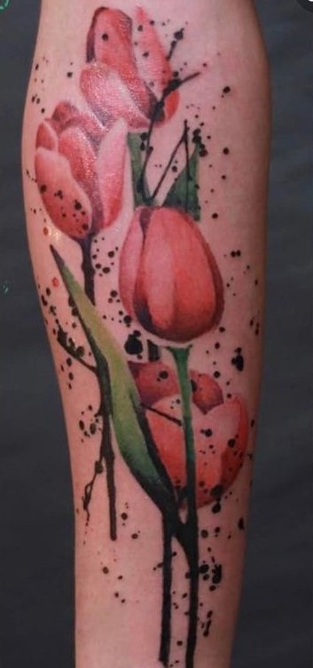 Hình xăm hoa tulip màu nước trên cánh tay, phong cách nghệ thuật, độ chi tiết cao, ảnh HD.