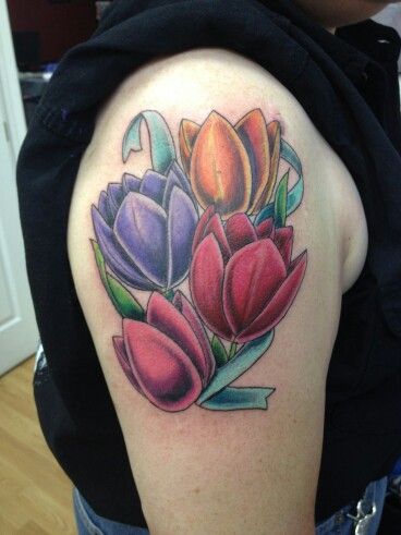 Hình xăm hoa tulip trên vai, phong cách màu sắc rực rỡ, chi tiết rõ nét, độ phân giải HD.