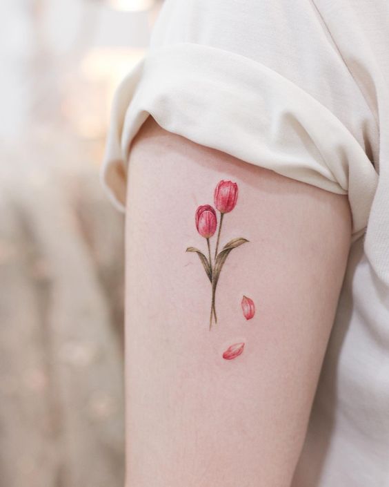 Hình xăm hoa tulip mini trên tay, phong cách màu nước, chi tiết tinh tế, ảnh HD.