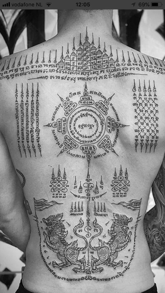 Hình xăm Sak Yant trên lưng, phong cách blackwork, chi tiết phức tạp, ảnh độ phân giải HD.