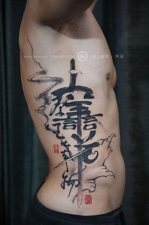 Hình xăm thư pháp ở sườn, phong cách blackwork, chi tiết, độ phân giải HD.