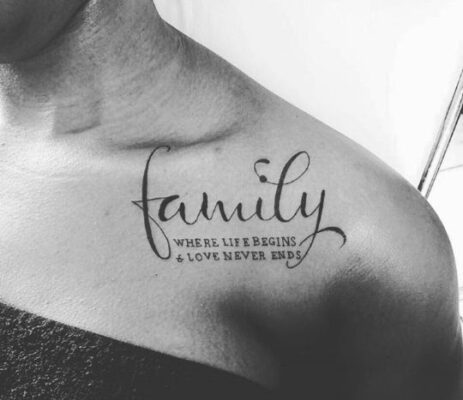 Hình xăm chữ "family" trên vai, phong cách chữ viết tay, ảnh đen trắng, độ phân giải cao.