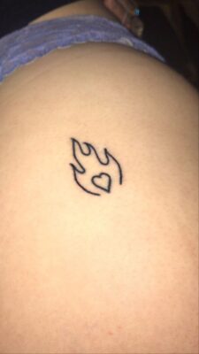 Mê mẩn với mẫu xăm lửa đơn giản Hình xăm mini lửa và trái tim trên vai, phong cách blackwork đơn giản, ảnh độ phân giải HD.